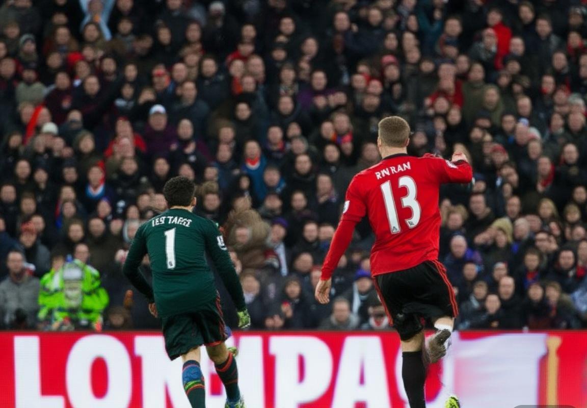 2012曼彻斯特德比战：鲁尼任意球首开纪录，阿奎罗绝杀逆转经典回顾(图3)