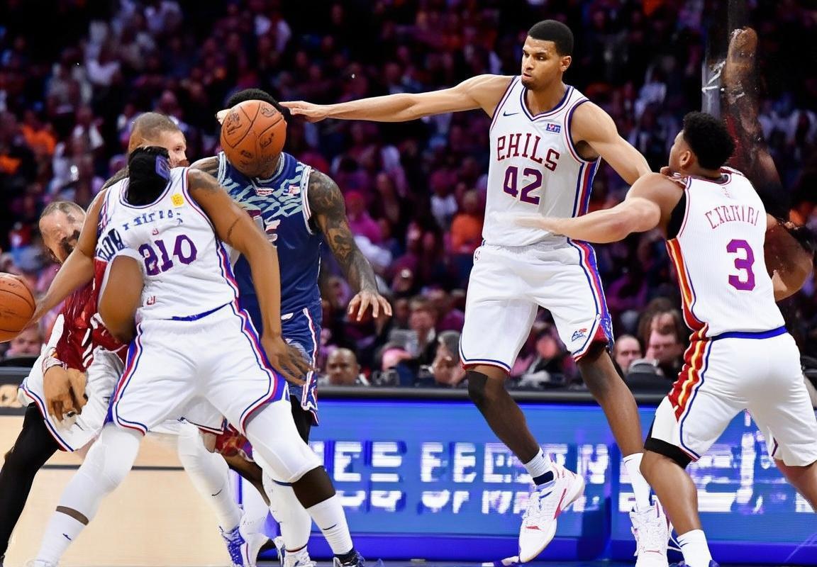 76人对阵热火：战术解析与关键瞬间回顾(图2)