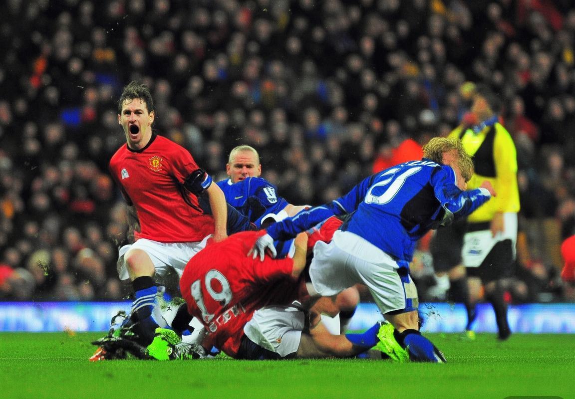 2012曼彻斯特德比战：鲁尼任意球首开纪录，阿奎罗绝杀逆转经典回顾(图2)